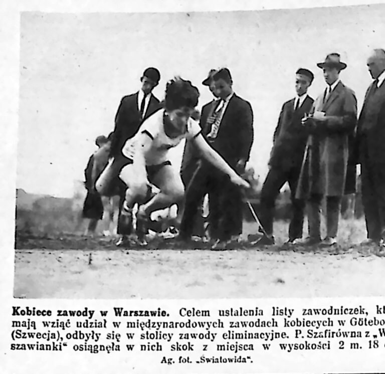 Zawodniczka w chwili skoku, obserwowana przez sędziów w kapeluszach i garniturach. Fotografia z 1926 r.