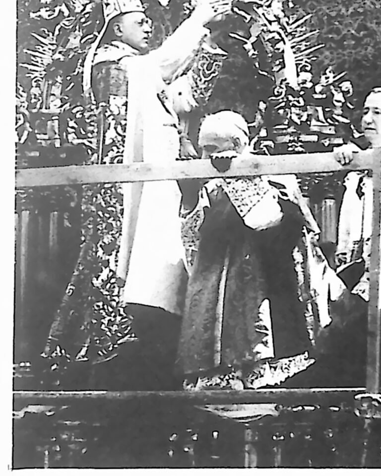 Nuncjusz w infule unoszący koronę nad ołtarzem podczas uroczystości koronacyjnej w Sewilli. Fotografia z 1926 r.