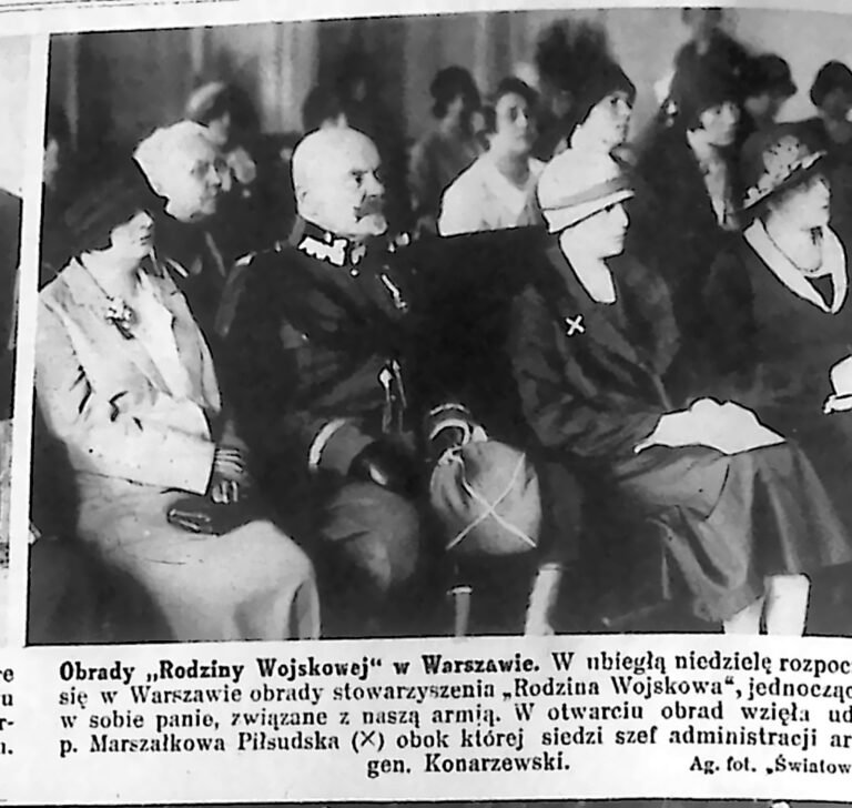 Rząd pań w kapeluszach i oficerów w mundurach na sali obrad stowarzyszenia „Rodzina Wojskowa”. Fotografia z 1926 r.