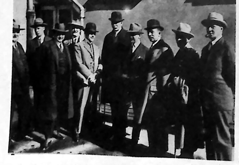 Grupa mężczyzn w kapeluszach i garniturach na dziedzińcu podczas zjazdu dyrektorów teatrów. Fotografia z 1926 r.