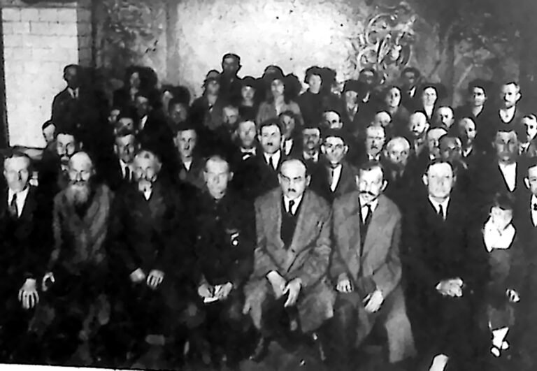 Kilkudziesięciu uczestników zjazdu inwalidów, ustawionych w rzędach do wspólnego zdjęcia. Fotografia z 1926 r.